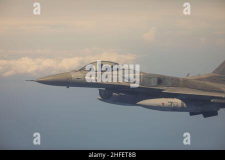 Bucarest, Romania - 2 luglio 2021: F16 combattere gli aerei da combattimento multirole Falcon in un esercizio di polizia aerea. Foto Stock