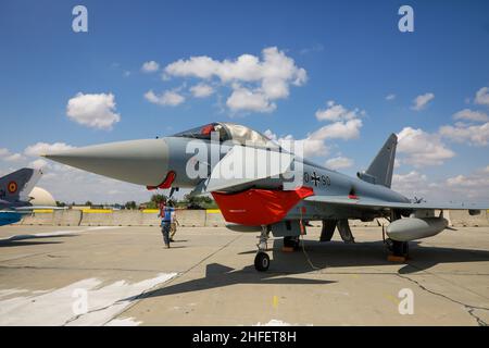 Mihail Kogalniceanu, Romania - 2 luglio 2021: Aereo da caccia tedesco Eurofighter Typhoon in mostra durante un esercizio di polizia aerea. Foto Stock