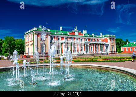 TALLINN, ESTONIA - 15 LUGLIO 2017: I turisti visitano il Palazzo Kadriorg a Tallinn, Estonia Foto Stock