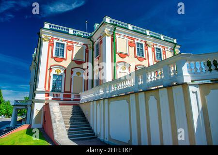 Vista esterna del famoso Palazzo Kadriorg a Tallinn in una chiara giornata di sole, Estonia Foto Stock