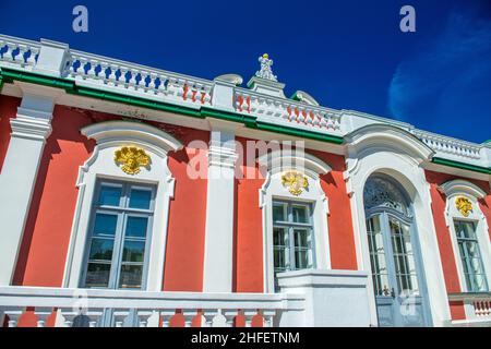 Vista esterna del famoso Palazzo Kadriorg a Tallinn in una chiara giornata di sole, Estonia Foto Stock