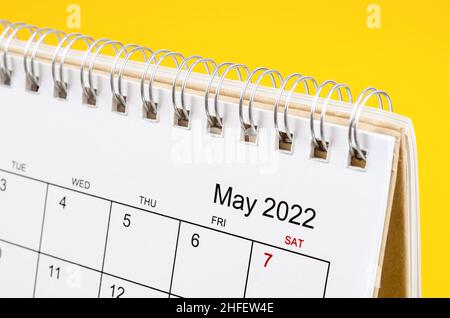 Primo piano Calendario del 2022 maggio su sfondo giallo. Foto Stock