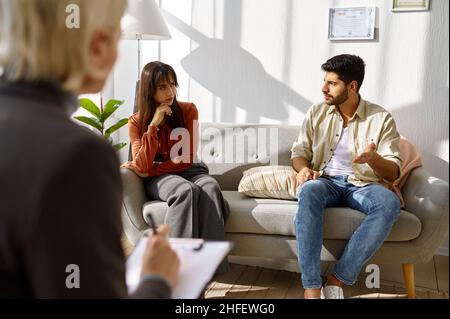 Giovane coppia di famiglie al meeting di consulenza psicologa Foto Stock