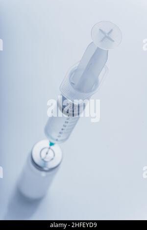 Medicina, iniezione, vaccino e siringa monouso, concetto di farmaco. Flaconcino sterile ago per siringa medica. Primo piano macro. Flaconcino di fiala medica di vetro per iniezione. Flaconi con tappo in alluminio. Foto Stock