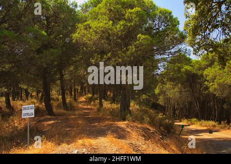 Paesaggio a Montes de Malaga in Andalusia,Spagna,Europa 'zona de caza controlada' = 'zona di caccia controllata' Foto Stock