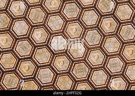 Il soffitto della sala Plaza de Espana decorata con bellissime piastrelle. Famoso punto di riferimento a Siviglia, in Andalusia, Spagna Foto Stock