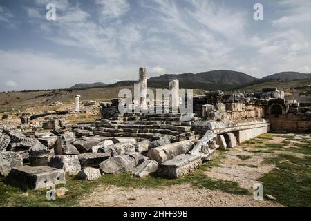 Pamukkale, Denizli, Turchia - Aprile 10 2016: Colonne in rovina del Tempio di Apollo, Pamukkale, Hierapolis, Turchia (Patrimonio Mondiale dell'UNESCO, 1988) Foto Stock