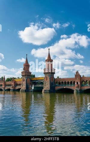 Il ponte Oberbaum sul fiume Sprea, un punto di riferimento della città di Berlino. Qui c'era il confine tra Berlino Est e Ovest. Foto Stock