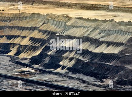 Tracce di un escavatore benna-ruota nel distretto minerario di carbone marrone Garzweiler. Foto Stock