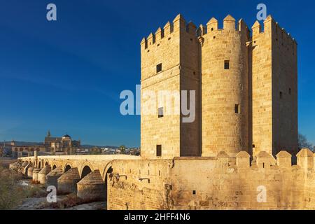 CORDOBA ANDALUCIA SPAGNA LA TORRE CALAHORRA TORRE DE LA CALAHORRA PORTA FORTIFICATA SUL PONTE ROMANO Foto Stock