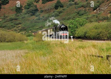 Unico BR Standard Class 8 Pacific No 71000 il Duca di Gloucester si avvicina a Newtondale Halt con il treno NYMR pullman. 28.09.2008. Foto Stock