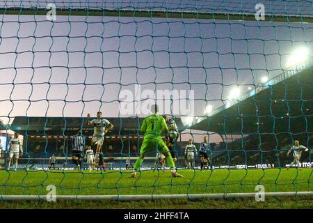 Hillsborough, Sheffield, Inghilterra -15th gennaio 2022 Sam Hutchinson (5) di Sheffield Wednesday partes to make it 3 - 1 durante la partita Sheffield Wednesday v Plymouth Argyle, Sky Bet League One, 2021/22, Hillsborough, Sheffield, Inghilterra - 15th gennaio 2022 Credit: Arthur Haigh/WhiteRosePhotos/Alamy Live News Foto Stock