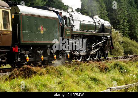 Unico BR Standard Class 8 Pacific No 71000 il Duca di Gloucester si avvicina a Newtondale Halt con il treno NYMR pullman. 28.09.2008. Foto Stock