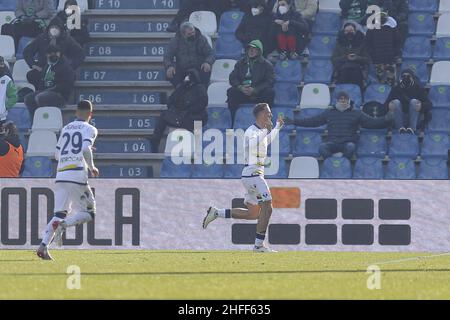 Antonin Barak (Hellas Verona) segna il 2-0 per il suo fianco durante gli US Sassuolo vs Hellas Verona FC, partita di calcio italiana a Reggio Emilia, Italia, gennaio 16 2022 Foto Stock