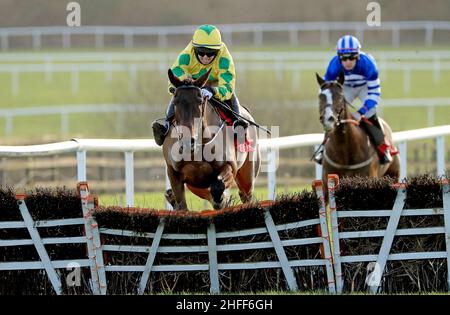 Deve essere obbedito indovinato da Darragh o'Keeffe cancellare l'ultimo per vincere il Punchestown Buono regalo Mares handicap ostacoli corsa all'ippodromo di Punchestown nella contea di Kildare, Irlanda. Data foto: Domenica 16 gennaio 2022. Foto Stock