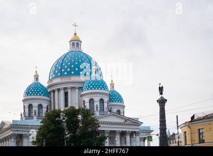 Cattedrale della Trinità con cupole blu e la colonna di Gloria. Il monumento fu costruito nel 1886 dall'architetto David Grimm. Foto Stock