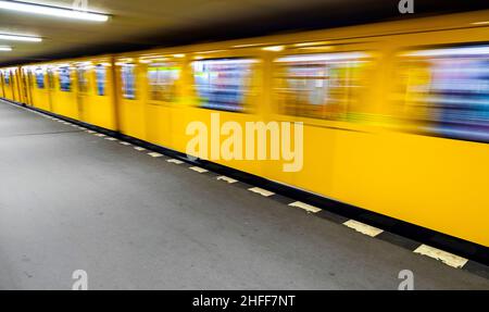 partenza, arrivo della metropolitana in movimento come simbolo nella stazione Foto Stock