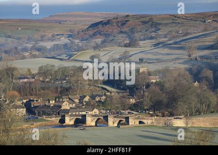 Vista distante di Burnsall a Wharfedale, un'attrazione turistica popolare nel Parco Nazionale di Yorkshire Dales, Regno Unito Foto Stock