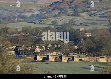 Vista distante di Burnsall a Wharfedale, un'attrazione turistica popolare nel Parco Nazionale di Yorkshire Dales, Regno Unito Foto Stock