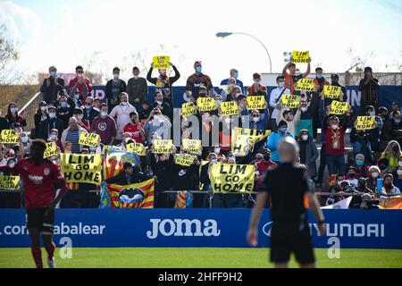 Maiorca, Spagna. 16th Jan 2022. MALLORCA - GENNAIO 16: Tifosi di Valencia durante il round del 16 della Copa del Rey, partita tra il CD Atlético Baleares e Valencia all'Estadio Balear, il 16 gennaio 2022 a Maiorca, Spagna. (Foto di Sara Aribó/PxImages) Credit: PX Images/Alamy Live News Foto Stock