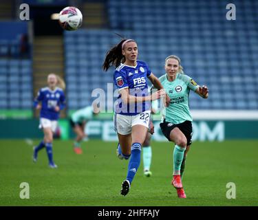 LEICESTER, REGNO UNITO. JAN 16th Ashleigh Plumptre (a sinistra) di Leicester City ed Emma Koivisto (a destra) di Brighton & Hove Albion inseguono la palla durante la partita della Barclays fa Women's Super League tra Leicester City e Brighton e Hove Albion al King Power Stadium di Leicester domenica 16th gennaio 2022. (Credit: Kieran Riley | MI News) Credit: MI News & Sport /Alamy Live News Foto Stock