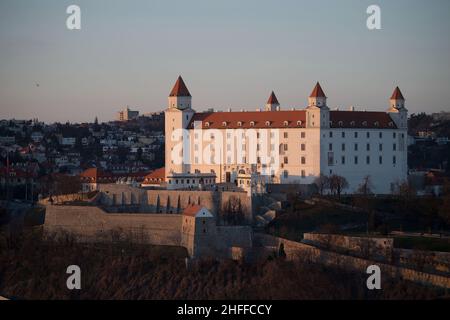 Bratislava, Slovacchia. 15th Jan 2022. Vista del Castello di Bratislava da una piattaforma della torre di osservazione Ufo del Ponte Nazionale Slovacco di rivolta. Credit: Marijan Murat/dpa/Alamy Live News Foto Stock