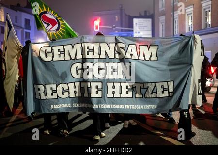 Il 15 gennaio 2022 alcune centinaia di antifascisti si riunirono a Rosenheim, nella Germania meridionale, per protestare contro l'ufficio AFD di Andreas Winhart e Franz-Xaver Bergmueller. I manifestanti hanno acceso pirotecnici. (Foto di Alexander Pohl/Sipa USA) Foto Stock