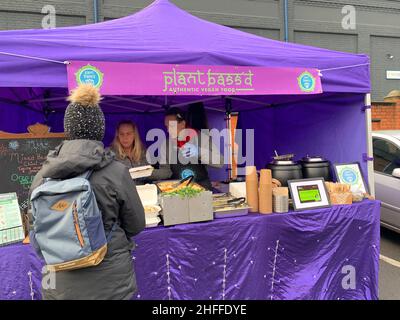 Mercato vegetariano a Wolverton Milton Keynes Regno Unito Vegan acquistare vendere mangiare cibo a base di piante affamate verdure pentole menu pentole viola tenda vendere Foto Stock