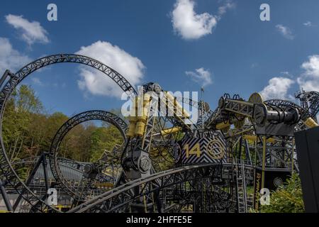The World Record Holding Rollercoaster The Smiler presso l'Alton Towers Theme Park Hotel and Spa a Staffordshire, Inghilterra Foto Stock