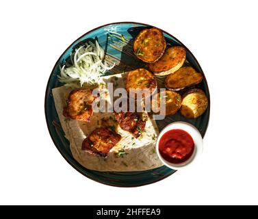 Deliziosa carne alla griglia assortita con patate e salsa di pomodoro. Foto Stock