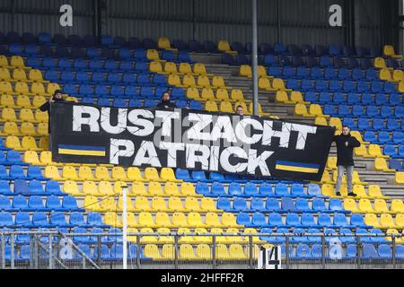 LEEUWARDEN, PAESI BASSI - GENNAIO 16: I fan di SC Cambuur mostrano un banner che legge la ruggine zacht Patrick durante la partita olandese Erevisione tra SC Cambuur e Sparta Rotterdam allo Stadion di Cambuur il 16 Gennaio 2022 a Leeuwarden, Paesi Bassi (Foto di Henk Jan Dijks/Orange Pictures) Foto Stock