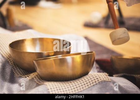 Giocare su bocce tibetane, la soundterapia Foto Stock