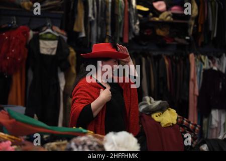 Istanbul, Turchia. 10th Jan 2022. Ulku Albasmaciyan, proprietario di by retro, un negozio di seconda mano, prova un cappello al suo negozio a Istanbul, Turchia, il 10 gennaio 2022. PER ANDARE CON: 'Caratteristica: I depositi di seconda mano guadagnano popolarità nell'Istanbul della Turchia fra i woes finanziari' accreditamento: Shadati/Xinhua/Alamy Live News Foto Stock