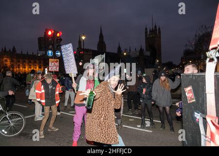 I manifestanti di diversi gruppi di proteste con sede nel Regno Unito si sono Uniti per marciare per le strade di Londra per protestare contro l'aganista dell'alto opposto PCSC Bill Foto Stock