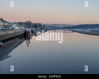 Winter Dawn a Bideford, North Devon, Inghilterra. Vecchie barche e il Ponte nuovo. Foto Stock