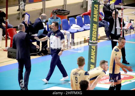 Polemiche tra Radostin Stoytchev Verona Volley e Vincenzo di Pinto Prisma Taranto. Nel corso di Prisma Taranto vs NBV Verona, Volleyball Italian Serie A Men Superleague Championship a Taranto, Italy, January 16 2022 Foto Stock