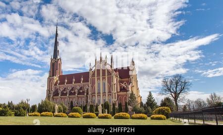 Giervyaty. La Chiesa della Santissima Trinità è una chiesa cattolica romana situata a Gierviaty, nella regione di Grodno, in Bielorussia. È un esempio del neogotico bielorusso Foto Stock