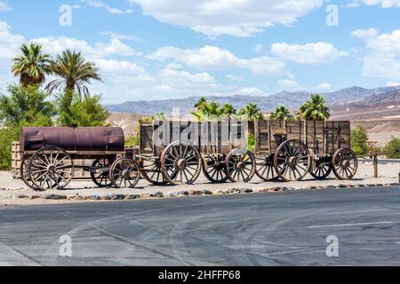 Vecchio carro all'ingresso del Furnance Creek Ranch nel mezzo della Valle della morte, con questi carri i primi uomini attraversarono la valle della morte nel Foto Stock