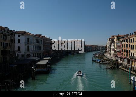 Una visione di Venezia durante il blocco in tutta l'Italia imposto per rallentare lo scoppio del coronavirus, a Venezia, Italia, 10 aprile 2020.(MVS) Foto Stock