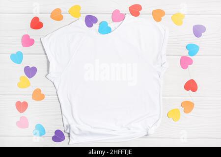 Abbigliamento da giorno Valentines mockup con cuori colorati di carta. Foto Stock