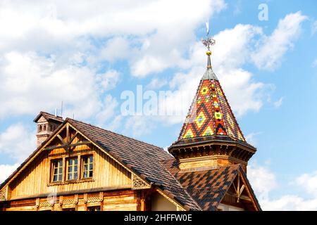 Casa in legno con tetto colorato e luminoso. Country House Vecchia casa rurale in legno nel villaggio abbandonato in estate giorno di sole. Ucraina, Truskavets Foto Stock