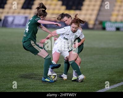 Livingston, Regno Unito. 16th Jan 2022. Tony Macaroni Arena, Livingston, Tegan Bowie (Celtic, #24), Colette Cavanagh (Hibernian, #11) e Chloe Warrington (Celtic, #22) la Premier League 1 delle donne scozzesi si è partita tra Hibernian e Celtic alla Tony Macaroni Arena di Livingston, Scozia. Park's Motor Group Scottish Women's Premier League 1 Alex Todd/SPP Credit: SPP Sport Press Photo. /Alamy Live News Foto Stock