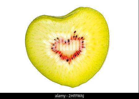 Macro di frutta kiwi rossa a forma di cuore su sfondo bianco Foto Stock