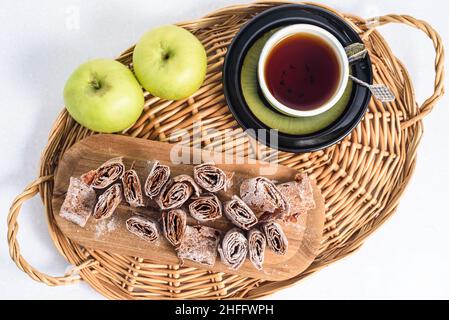 Dolce pastiglia di mele in panini con tè. Foto Stock