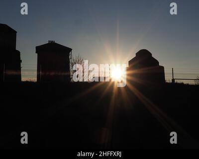 Sheerness, Kent, Regno Unito. 16th Jan 2022. UK Meteo: Tramonto dietro le vecchie fortezze in Sheerness banchine, Kent. Credit: James Bell/Alamy Live News Foto Stock