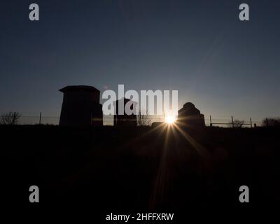 Sheerness, Kent, Regno Unito. 16th Jan 2022. UK Meteo: Tramonto dietro le vecchie fortezze in Sheerness banchine, Kent. Credit: James Bell/Alamy Live News Foto Stock