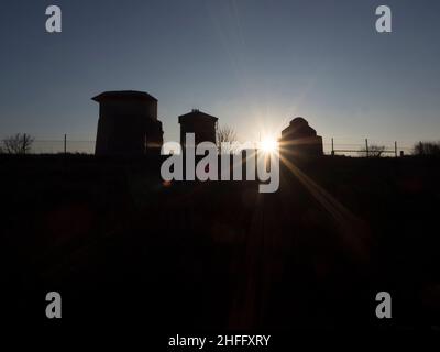 Sheerness, Kent, Regno Unito. 16th Jan 2022. UK Meteo: Tramonto dietro le vecchie fortezze in Sheerness banchine, Kent. Credit: James Bell/Alamy Live News Foto Stock