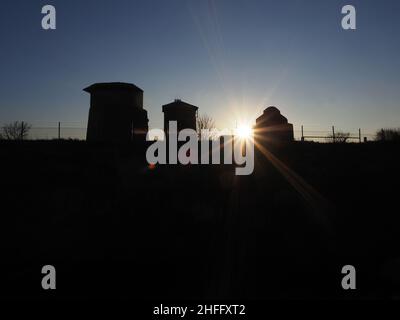 Sheerness, Kent, Regno Unito. 16th Jan 2022. UK Meteo: Tramonto dietro le vecchie fortezze in Sheerness banchine, Kent. Credit: James Bell/Alamy Live News Foto Stock