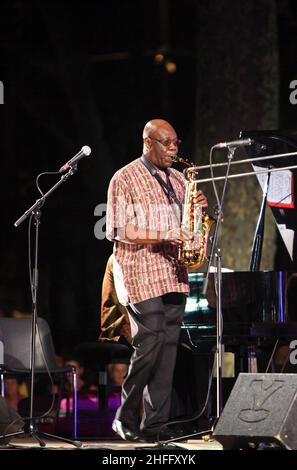 Concerto di Manu Dibango e Dany Doriz Band (puro stile Huchette Prestige) al Parc Jean Hugo di Lunel. Occitanie, Francia Foto Stock