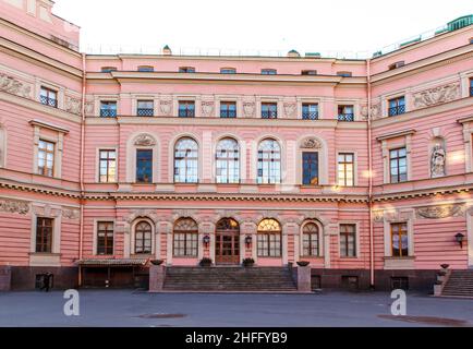 San Pietroburgo, Russia - 22 novembre 2021: Ingresso cortile del Castello di San Michele Mikhailovsky. Foto Stock